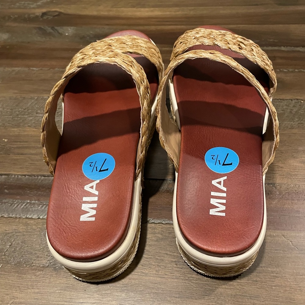 Ladies MIA gently worn sandal. Size 7.5